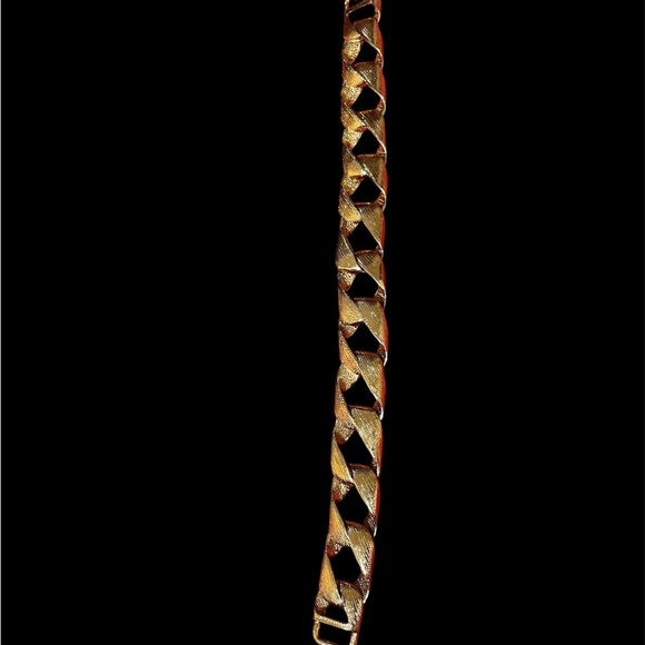 gold tone textured metal ribbon link bracelet. - Picture 1 of 7